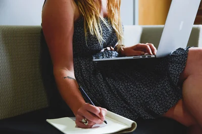 Comprendre le travail freelance : avantages et défis