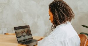 découvrez les meilleures stratégies de recherche d'emploi pour maximiser vos chances de réussite. apprenez à optimiser votre cv, à préparer vos entretiens et à utiliser les plateformes en ligne pour trouver l'emploi de vos rêves.