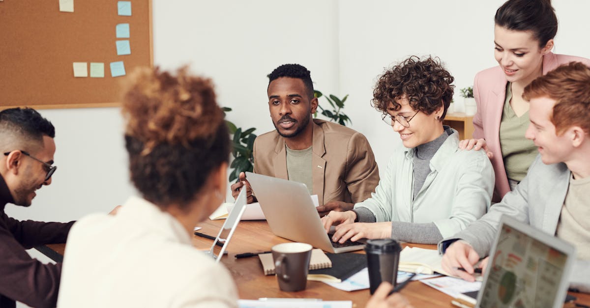 découvrez l'importance et les avantages du travail multiculturel dans notre société moderne. apprenez comment la diversité culturelle enrichit les environnements professionnels, favorise l'innovation et améliore la collaboration entre les équipes. explorez des stratégies pour tirer parti de la multiculturalité sur le lieu de travail.