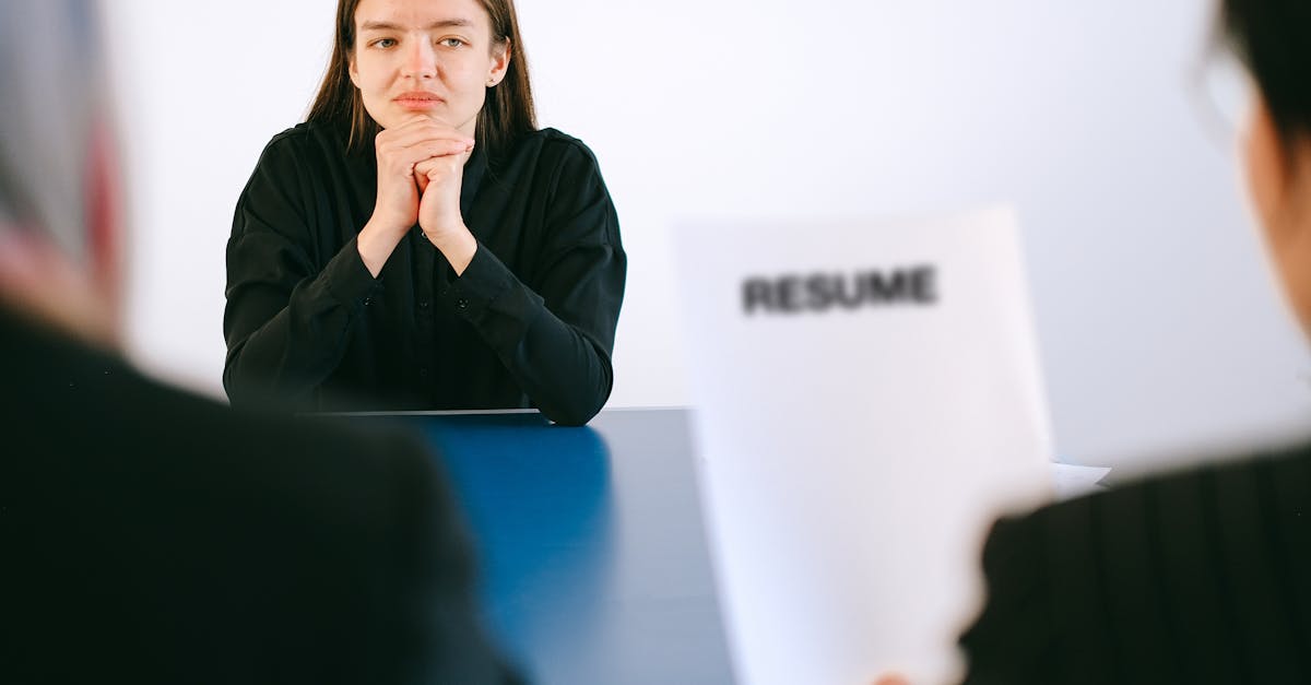 découvrez des conseils pratiques et efficaces pour rédiger un cv percutant qui attirera l'attention des recruteurs. apprenez à mettre en avant vos compétences et expériences de manière optimale.