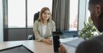 préparez-vous à réussir votre entretien d'embauche grâce à nos conseils et stratégies éprouvées. découvrez les techniques pour répondre aux questions courantes, valoriser vos compétences et laisser une impression mémorable auprès des recruteurs.