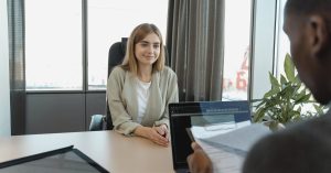 préparez-vous à réussir votre entretien d'embauche grâce à nos conseils et stratégies éprouvées. découvrez les techniques pour répondre aux questions courantes, valoriser vos compétences et laisser une impression mémorable auprès des recruteurs.