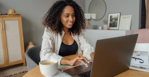 découvrez comment éviter les arnaques à l'emploi et protégez-vous des offres trompeuses. apprenez à identifier les signes d'une escroquerie pour garantir la sécurité de votre recherche d'emploi.