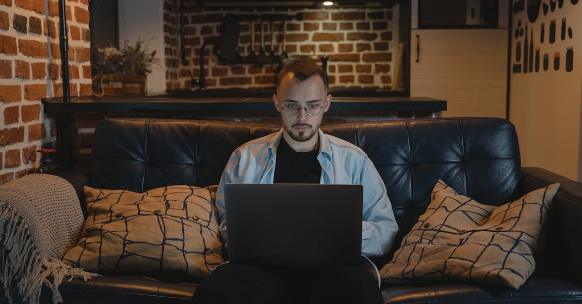 découvrez les avantages et les défis du travail à distance. apprenez comment optimiser votre productivité, établir un équilibre entre vie professionnelle et personnelle, et rester connecté avec vos collègues dans un environnement virtuel.