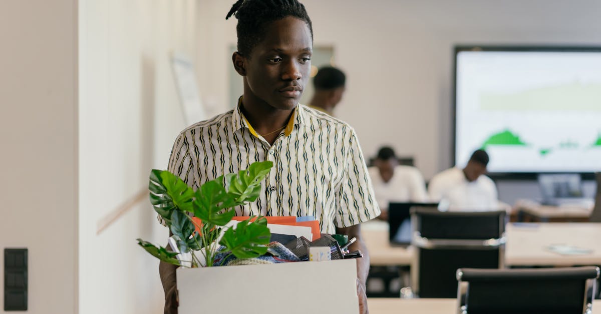 découvrez les enjeux et les implications de la démission dans le monde professionnel. comprenez les raisons qui poussent à la résignation et les étapes pour aborder un changement de carrière en toute sérénité.