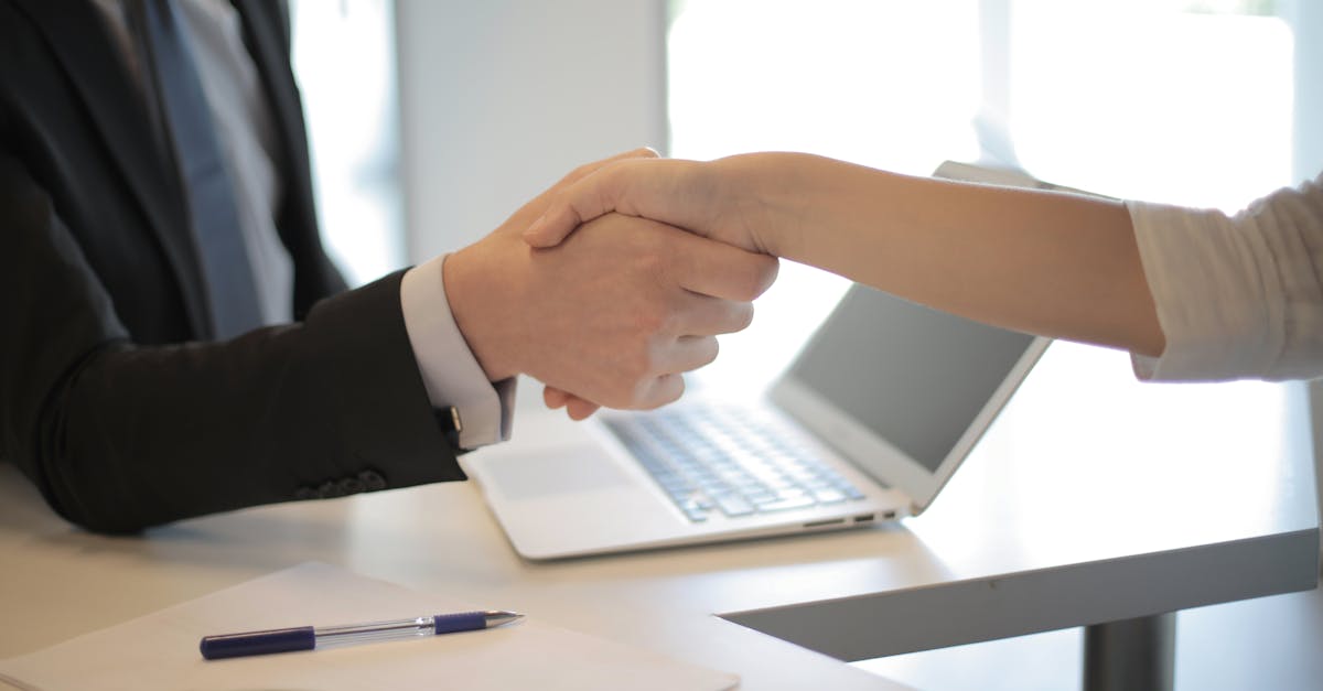 découvrez les stratégies essentielles pour réussir vos négociations salariales. apprenez à évaluer votre valeur sur le marché, à formuler des demandes convaincantes et à conclure des accords avantageux pour booster votre carrière.