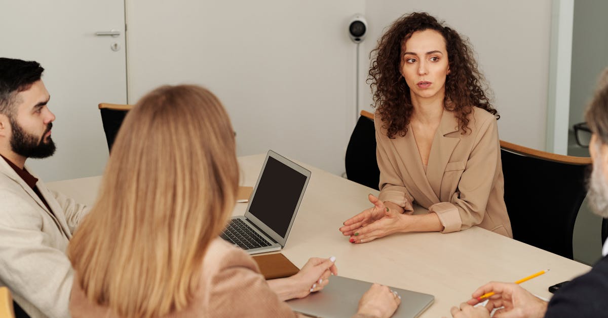 découvrez comment améliorer la collaboration au sein de votre équipe grâce à des stratégies efficaces et des outils adaptés. favorisez l'engagement et la productivité en optimisant la communication et le travail d'équipe.