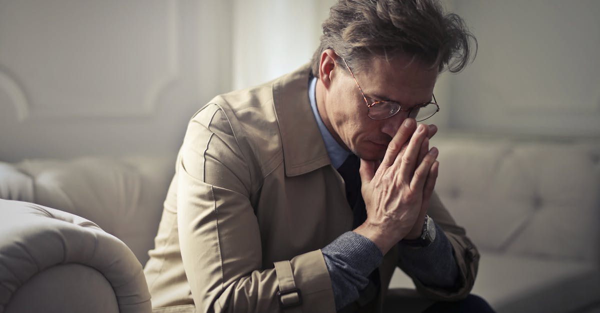 découvrez des stratégies efficaces pour gérer le stress au travail. apprenez à identifier les causes du stress professionnel et adoptez des techniques de relaxation et de gestion du temps pour améliorer votre bien-être au bureau.