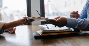 découvrez comment rédiger un résumé efficace qui met en valeur vos compétences et expériences professionnelles. obtenez des conseils pratiques pour attirer l'attention des recruteurs et décrocher l'entretien de vos rêves.