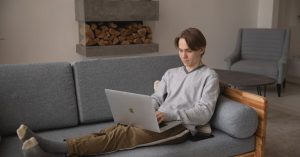 découvrez les avantages de la flexibilité au travail, des horaires aménagés au télétravail, pour améliorer votre équilibre entre vie professionnelle et vie personnelle.